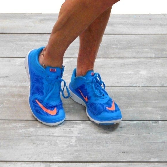 Nike Shoes - NIKE WMN 9.5 FS LITE RUN PREMIUM SNEAKERS